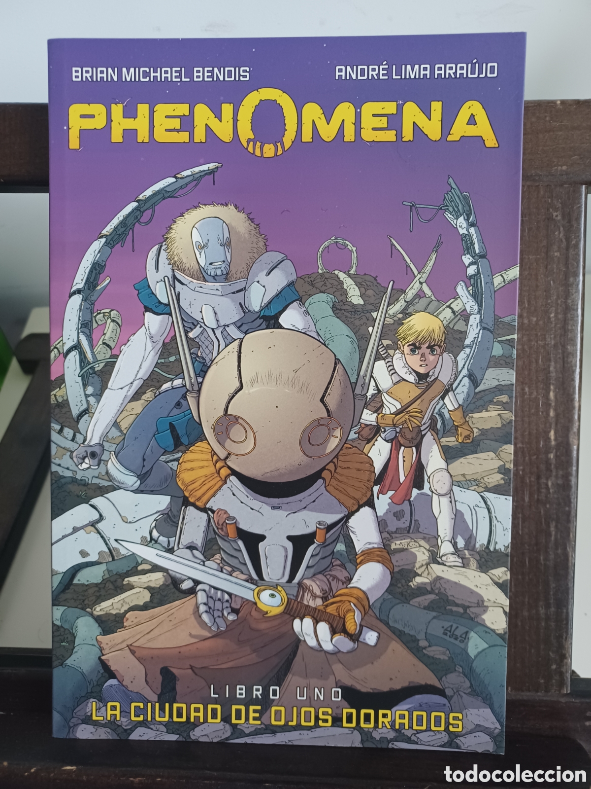 C&oacute;mics: Phenomena. Libro 1/ La ciudad de ojos dorados/ Bendis & Ara&uacute;jo/ Norma/ NUEVO A ESTRENAR