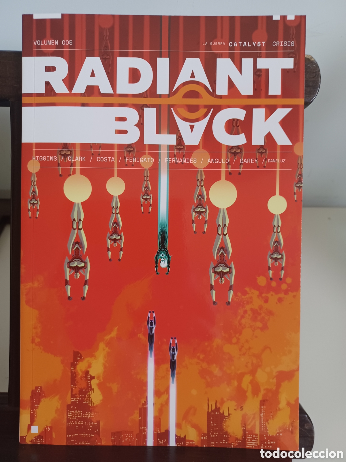 C&oacute;mics: Radiant Black 5 La guerra Catalyst Crisis/ Norma/ NUEVO A ESTRENAR