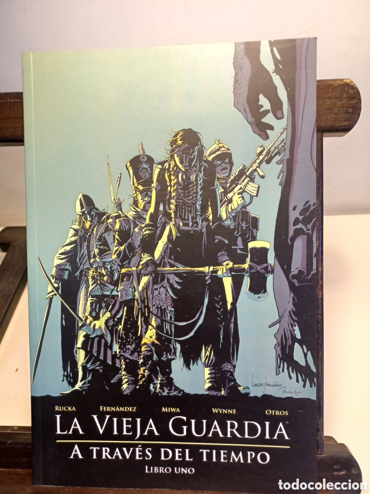 C&oacute;mics: La vieja guardia 1 A trav&eacute;s del tiempo. Libro 1/ Rucka/ Norma/ NUEVO A ESTRENAR