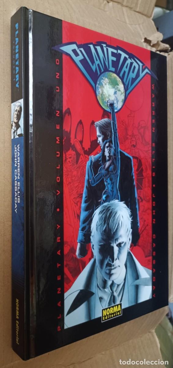 C&oacute;mics: PLANETARY vol. 1 de Warren Ellis y John Cassaday. Norma Ed, 2007.