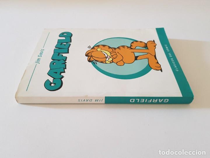 C&oacute;mics: Garfiel.- Jim Davis.- Paws Inc. / Panini, 2004. Los Cl&aacute;sicos del C&oacute;mic. - Foto 3