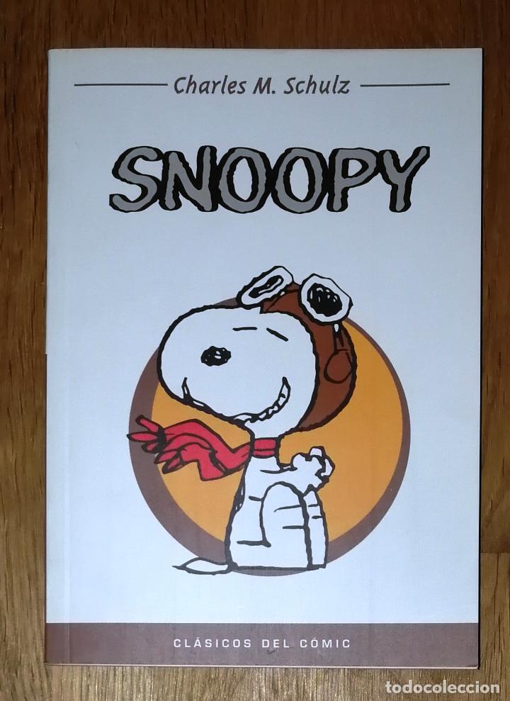C&oacute;mics: SNOOPY (Cl&aacute;sicos del C&oacute;mic) / Charles M. Schulz. - Panini, 2004 - Foto 1
