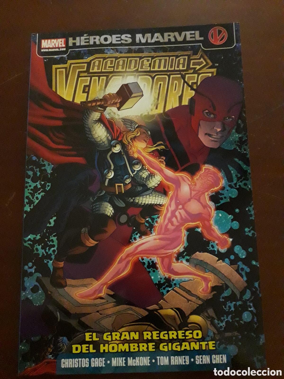C&oacute;mics: ACADEMIA VENGADORES TOMO 2. EL GRAN REGRESO DEL HOMBRE GIGANTE