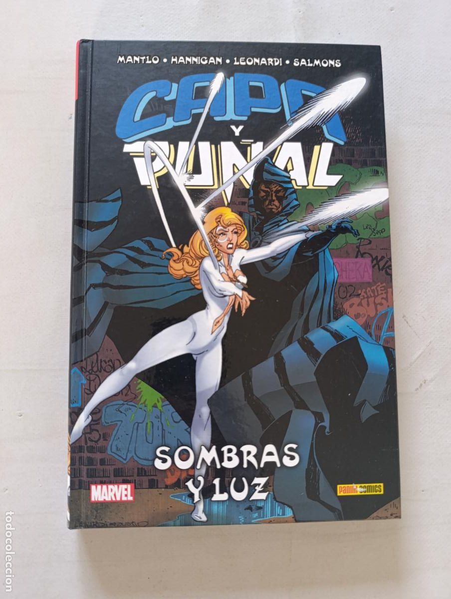 C&oacute;mics: CAPA Y PU&Ntilde;AL - SOMBRAS Y LUZ - MARVEL - PANINI - TAPA DURA (316w)