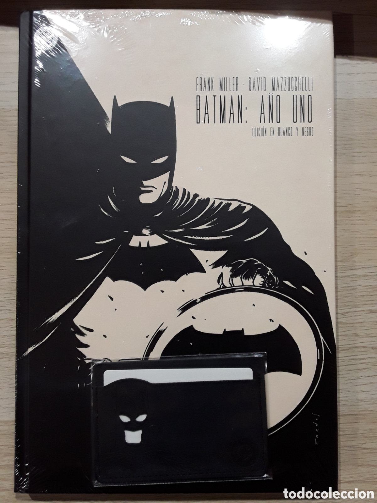 C&oacute;mics: Batman a&ntilde;o uno (blanco y negro) + tarjetero de regalo - Miller, Mazzucchelli - Panini / DC