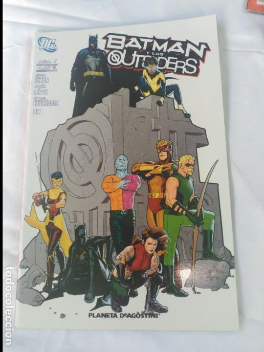 C&oacute;mics: Batman y los Outsiders N&ordm; 1 Planeta - Foto 1