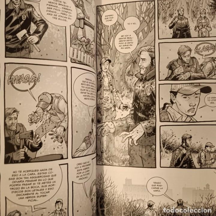 C&oacute;mics: LOS MUERTOS VIVIENTES, LIBRO 1, V.V.A.A., PLANETA COMIC, 2011 - Foto 3