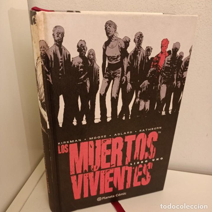 C&oacute;mics: LOS MUERTOS VIVIENTES, LIBRO 1, V.V.A.A., PLANETA COMIC, 2011 - Foto 1