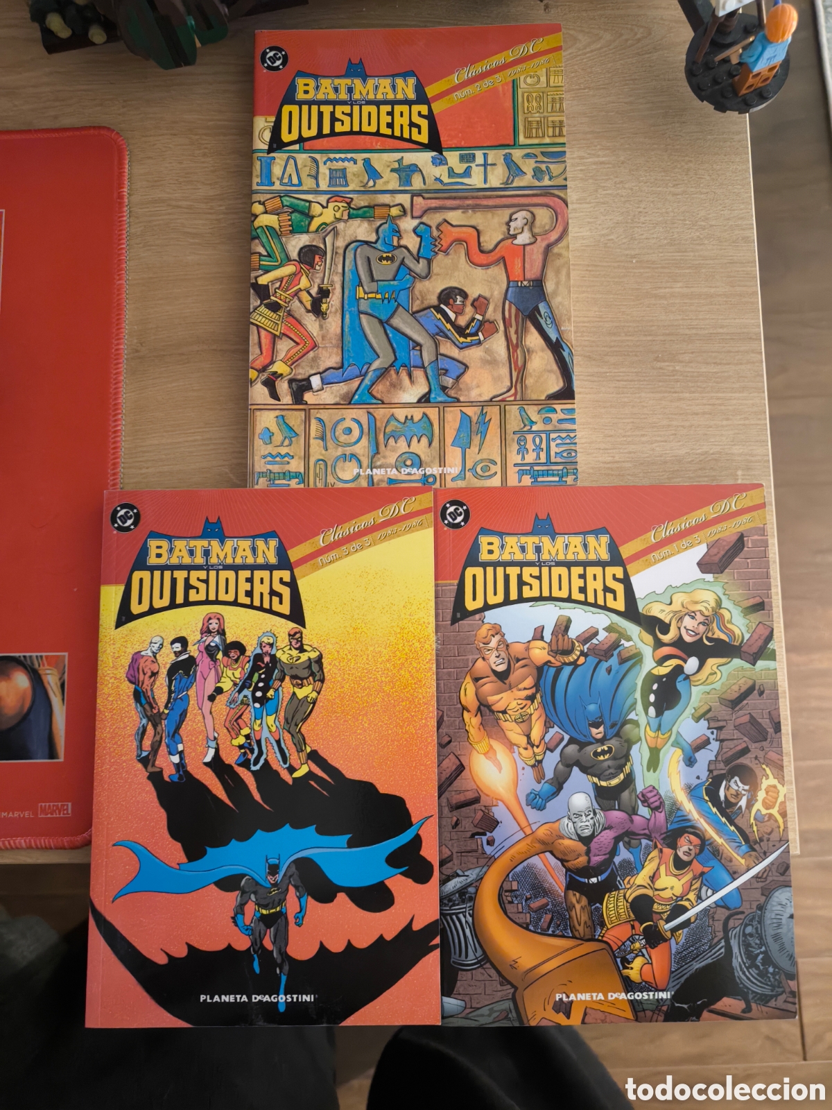 C&oacute;mics: Batman y los outsiders. 3 tomos - Foto 1