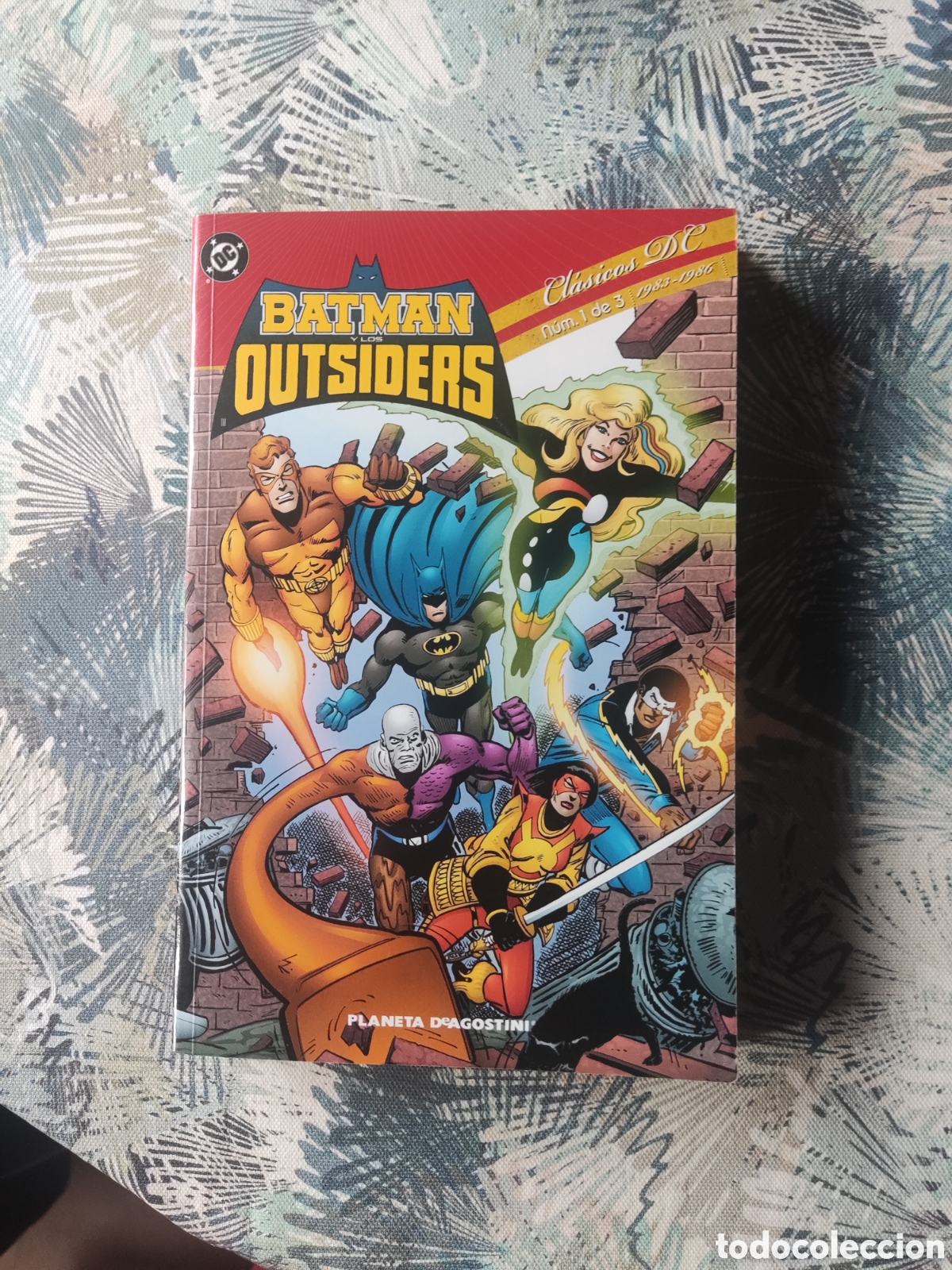 C&oacute;mics: cl&aacute;sicos DC Batman y los outsiders 1 - Foto 1