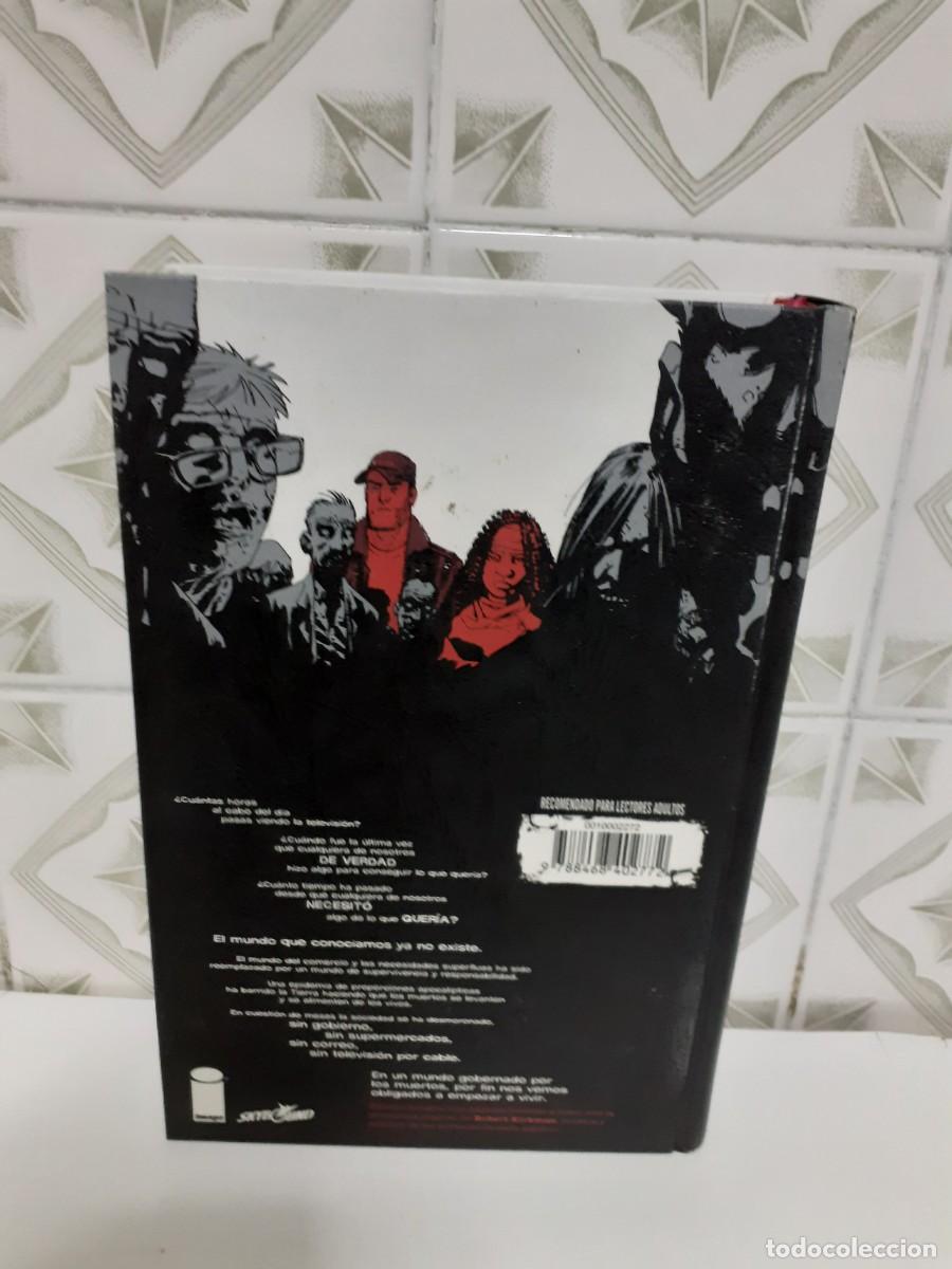 C&oacute;mics: LOS MUERTOS VIVIENTES LIBRO 1 - Foto 2