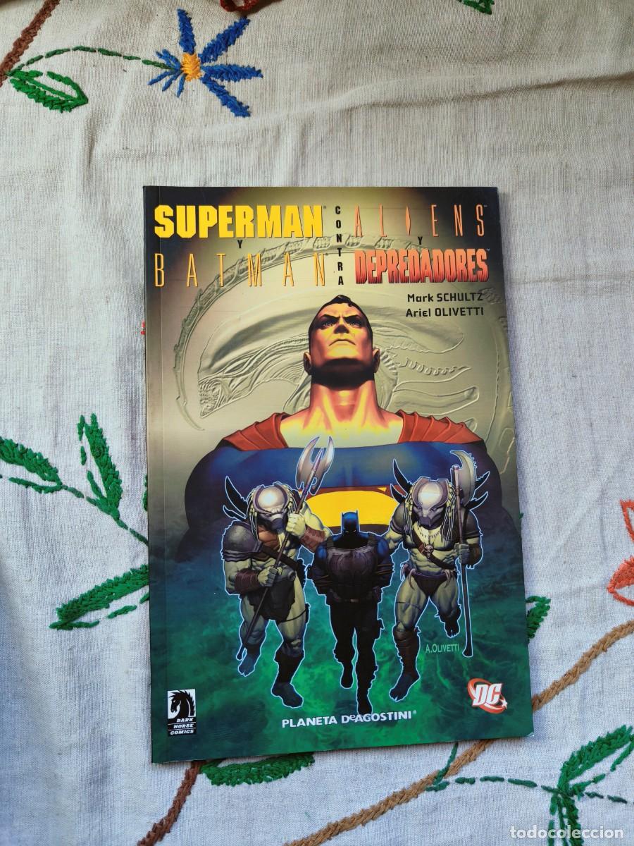C&oacute;mics: Superman y Batman contra Aliens y Depredadores. Mark Schultz. Planeta. DC Comics.