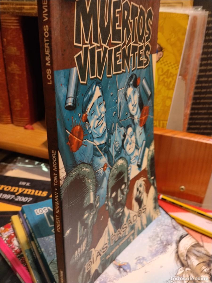 C&oacute;mics: Los muertos vivientes. D&iacute;as pasados