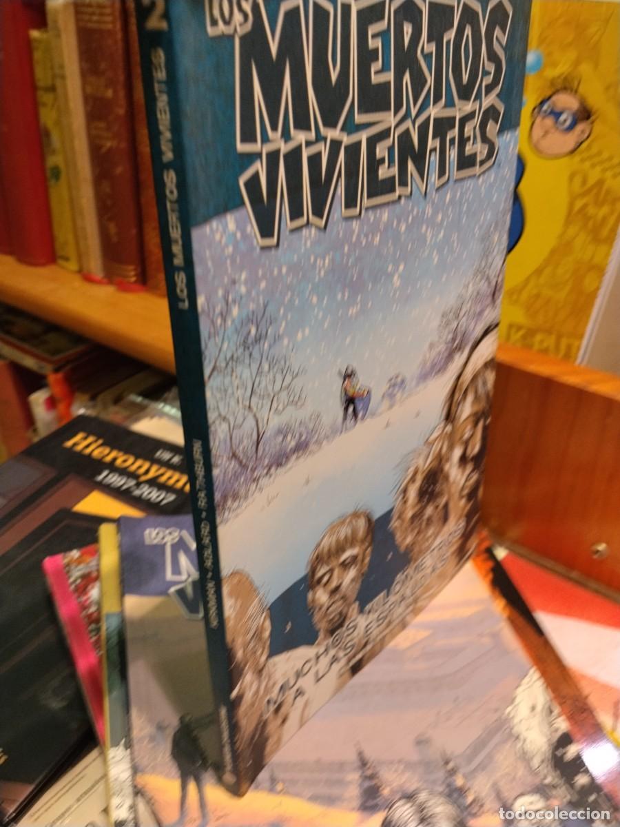 C&oacute;mics: Los muertos vivientes. 2. Muchos kil&oacute;metros a las espaldas