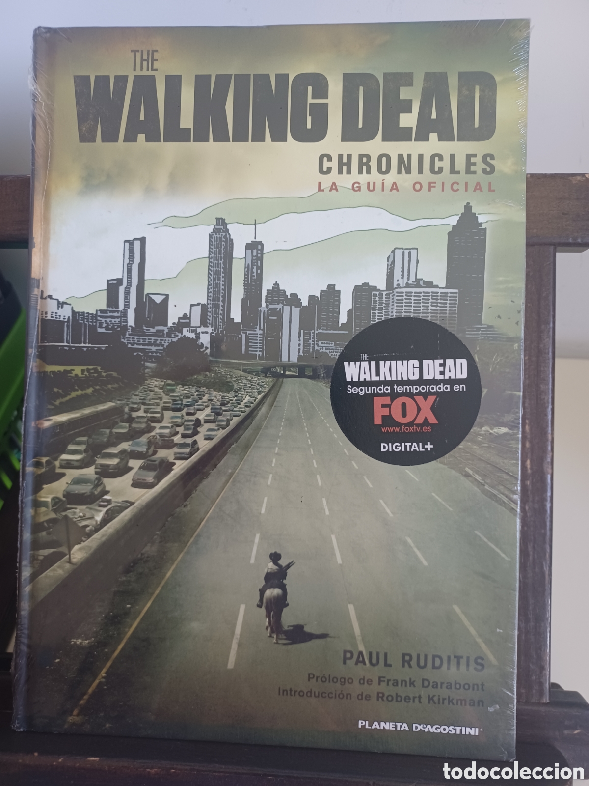 C&oacute;mics: The walking dead. Chronicles. La gu&iacute;a oficial/ Planeta DeAgostini/ NUEVO PRECINTADO