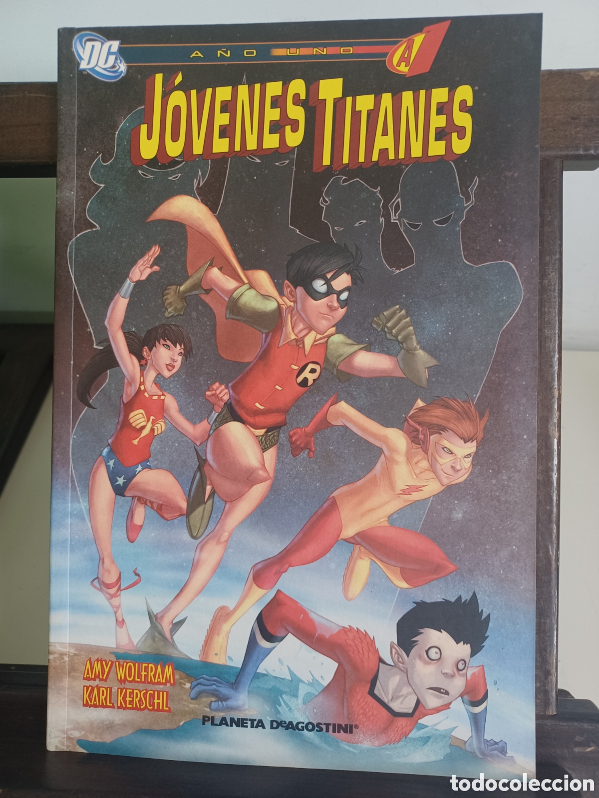 C&oacute;mics: J&oacute;venes titanes. A&ntilde;o uno/ Planeta DeAgostini/ NUEVO A ESTRENAR
