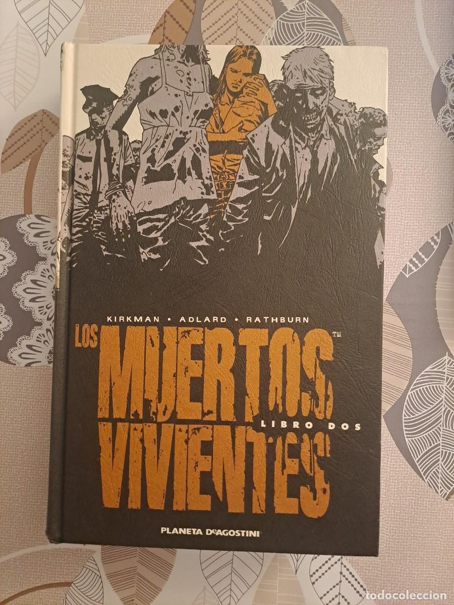 C&oacute;mics: Los muertos vivientes libro dos, Planeta en muy buen estado