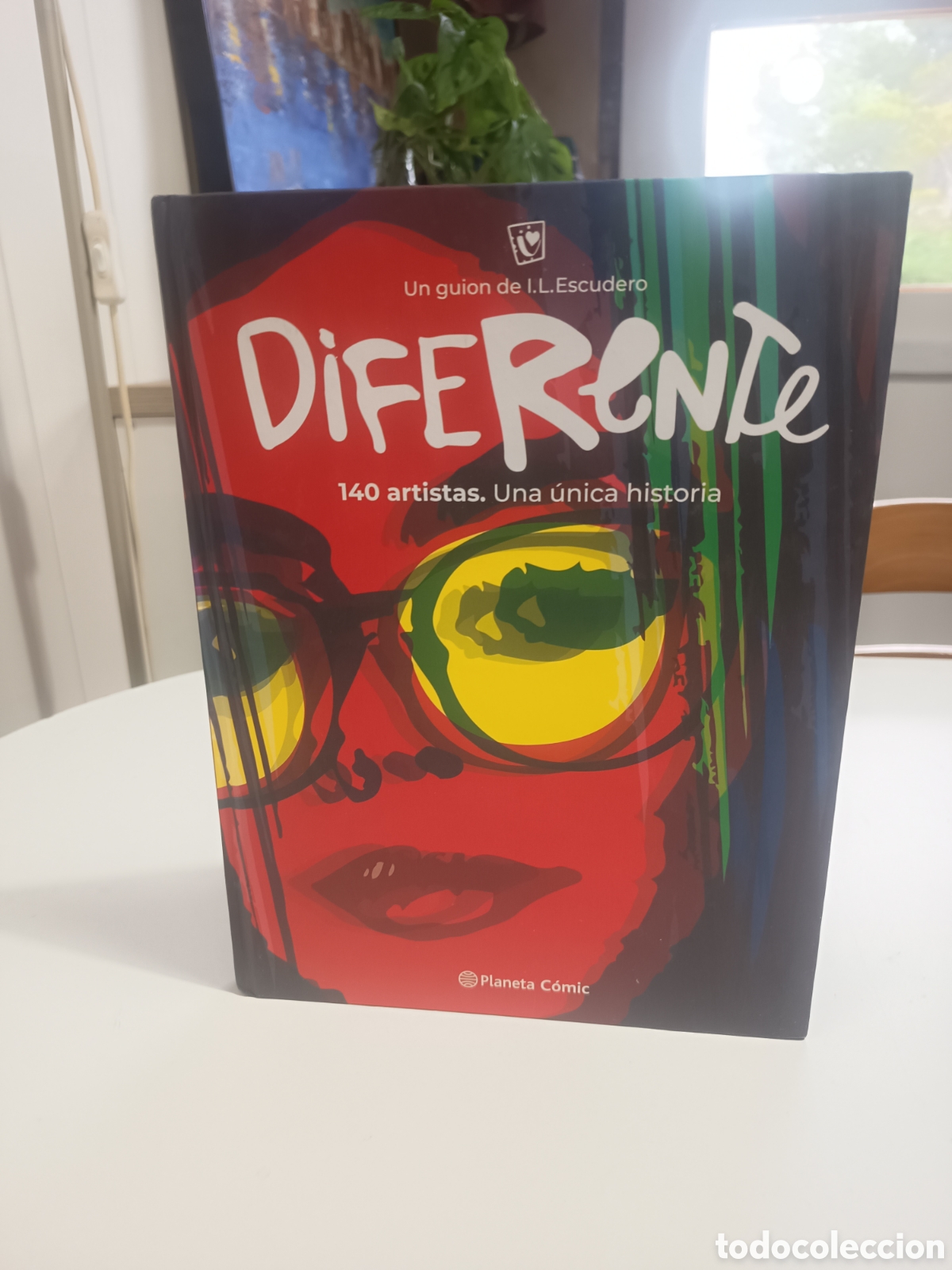 Comics : Diferente. 140 artistas. Una &uacute;nica historia