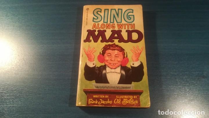 C&oacute;mics: Sing along with mad. Signet (en ingl&eacute;s)