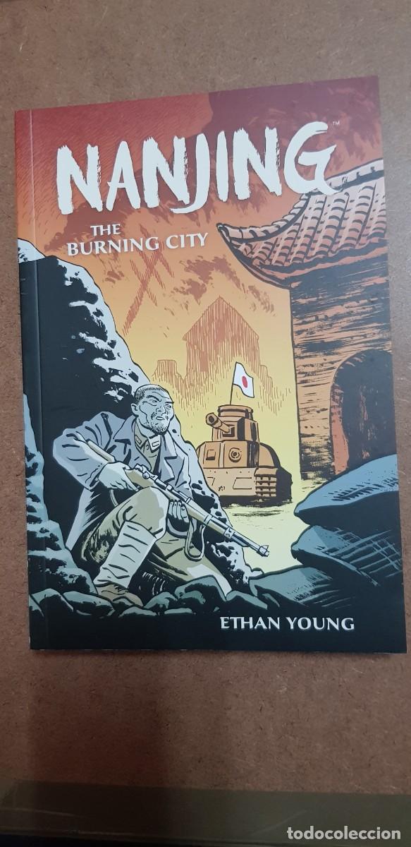 C&oacute;mics: NANJING : THE BURNING CITY por ETHAN YOUNG....TOMO Tapa BLANDA en ingles.
