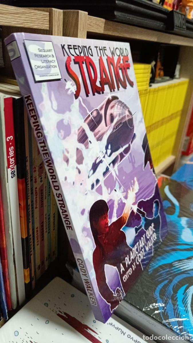 C&oacute;mics: Keeping the World Strange: A Planetary Guide - Foto 1