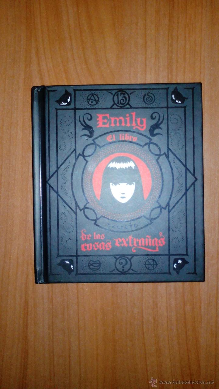 C&oacute;mics: EMILY EL LIBRO DE LAS COSAS EXTRA&Ntilde;AS -- ROB REGER - Foto 1