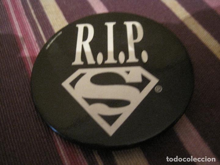 C&oacute;mics: CHAPA MUERTE DE SUPERMAN DC COMICS - Foto 1