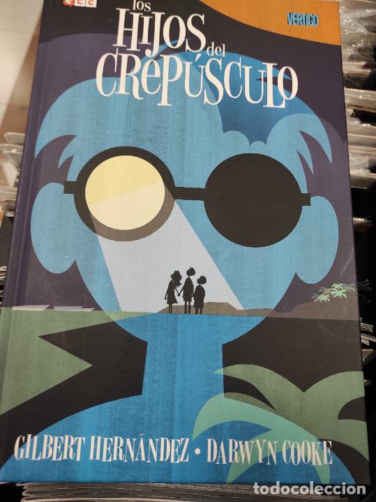C&oacute;mics: LOS HIJOS DEL CREPUSCULO. GILBERT HERNANDEZ Y DARWYN COOKE. EDITA ECC - Foto 1