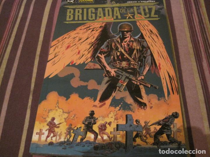 C&oacute;mics: COMIC BRIGADA DE LA LUZ TOMASI SNEJBJERG DC NORMA - Foto 1