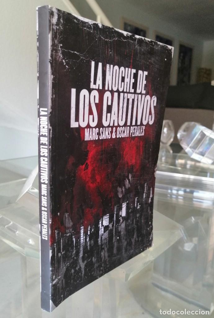 C&oacute;mics: LA NOCHE DE LOS CAUTIVOS (MARC SANS Y OSCAR PERALES) EDICIONS DE PONENT ''EXCELENTE ESTADO''