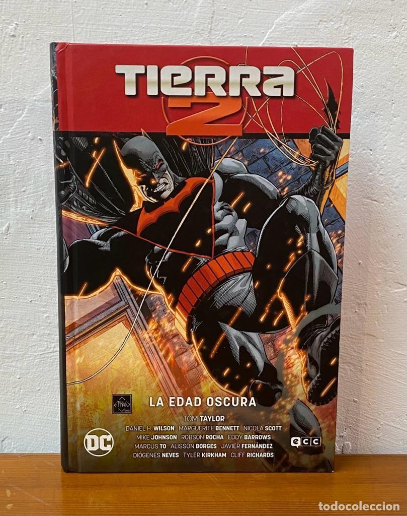 C&oacute;mics: TIERRA 2 LA EDAD OSCURA SAGA TOMO&Uacute;NICO ECC COMICS - Foto 1