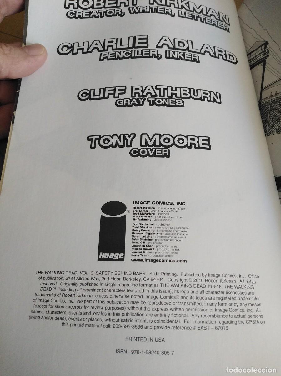 C&oacute;mics: The Walking dead. Volume 3 Safety Behind Bars. En ingl&eacute;s. - Foto 2