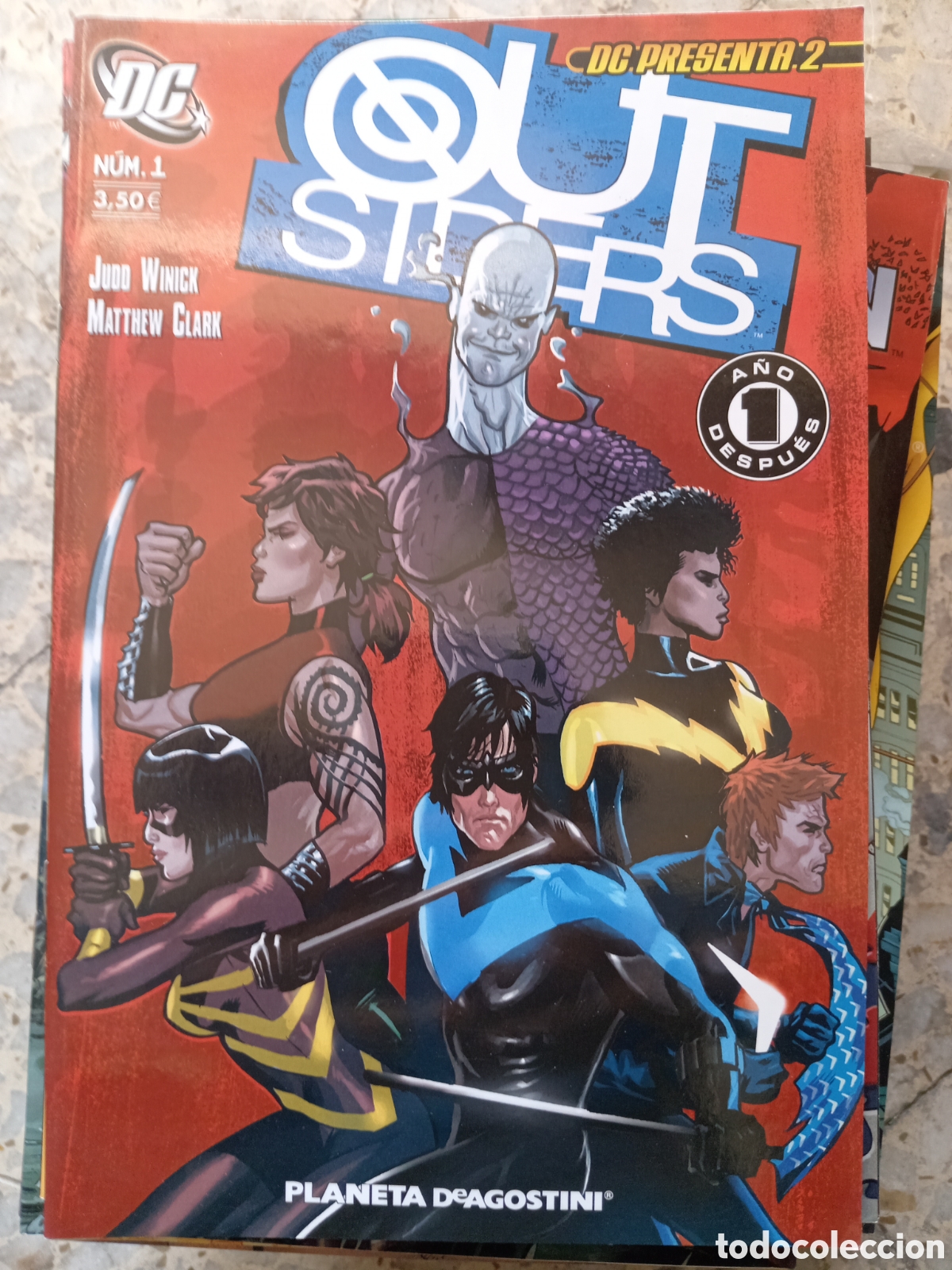 C&oacute;mics: OUT SIDERS N&ordm; 1 DC PRESENTA 2 - Foto 1