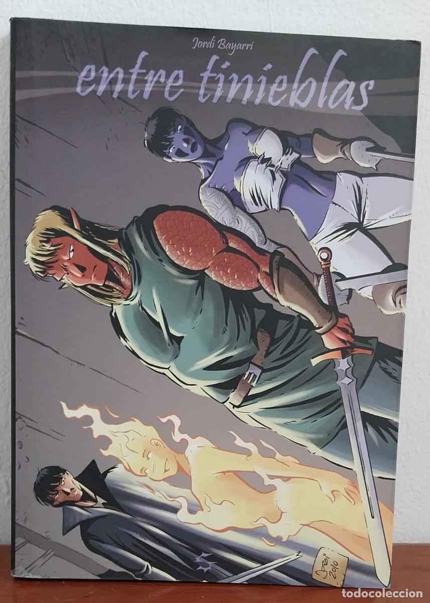 C&oacute;mics: ENTRE TINIEBLAS VOLUMEN 1 ALETA - Foto 1