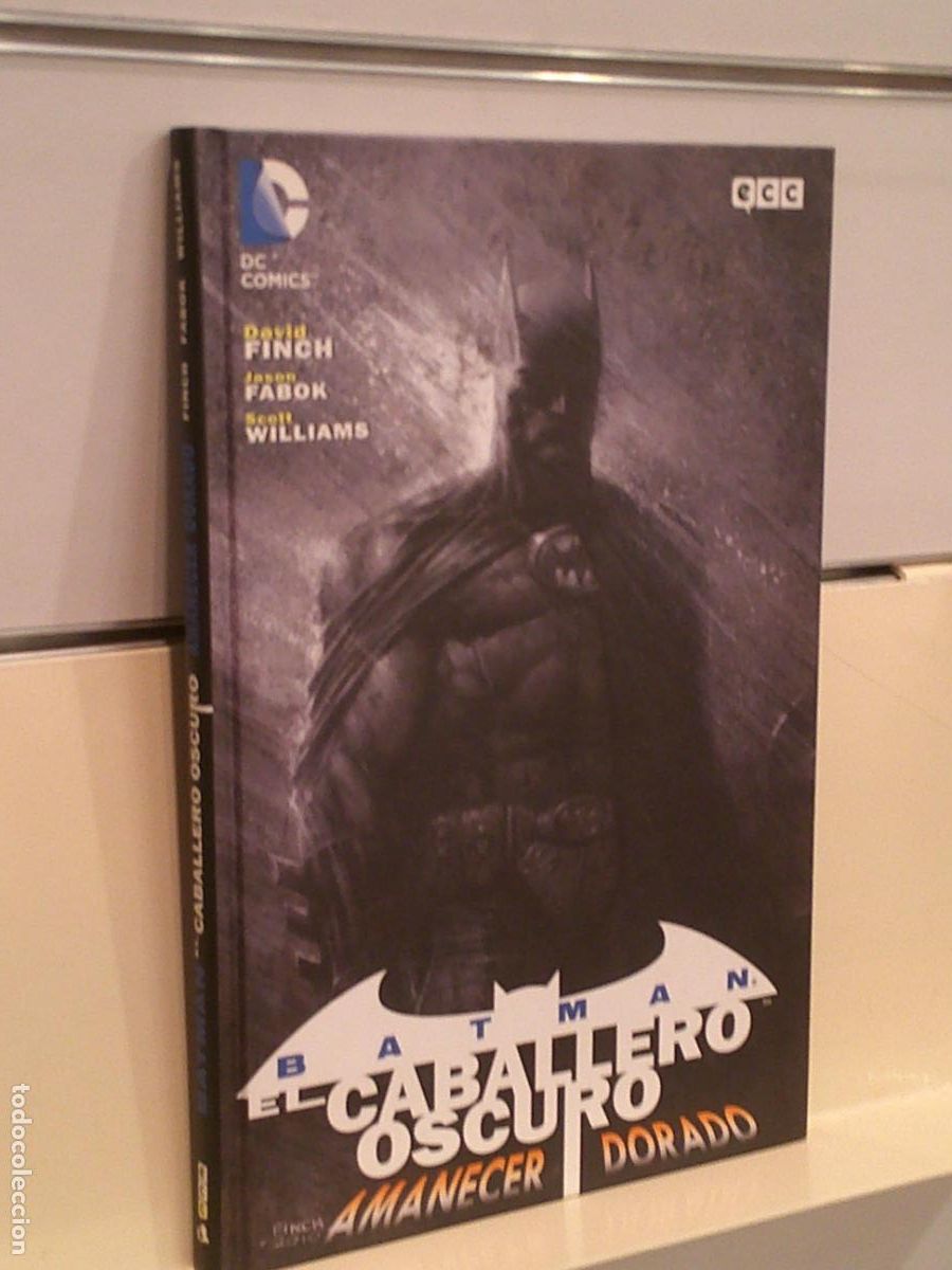 C&oacute;mics: BATMAN EL CABALLERO OSCURO AMANECER DORADO - ECC OFERTA - Foto 1