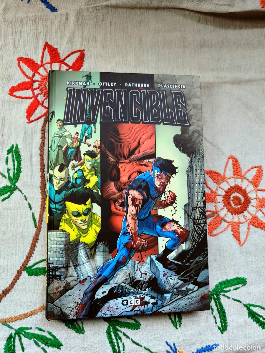 C&oacute;mics: Invencible 6. Robert Kirkman. ECC. DC Comics. Edici&oacute;n en tapa dura. - Foto 1