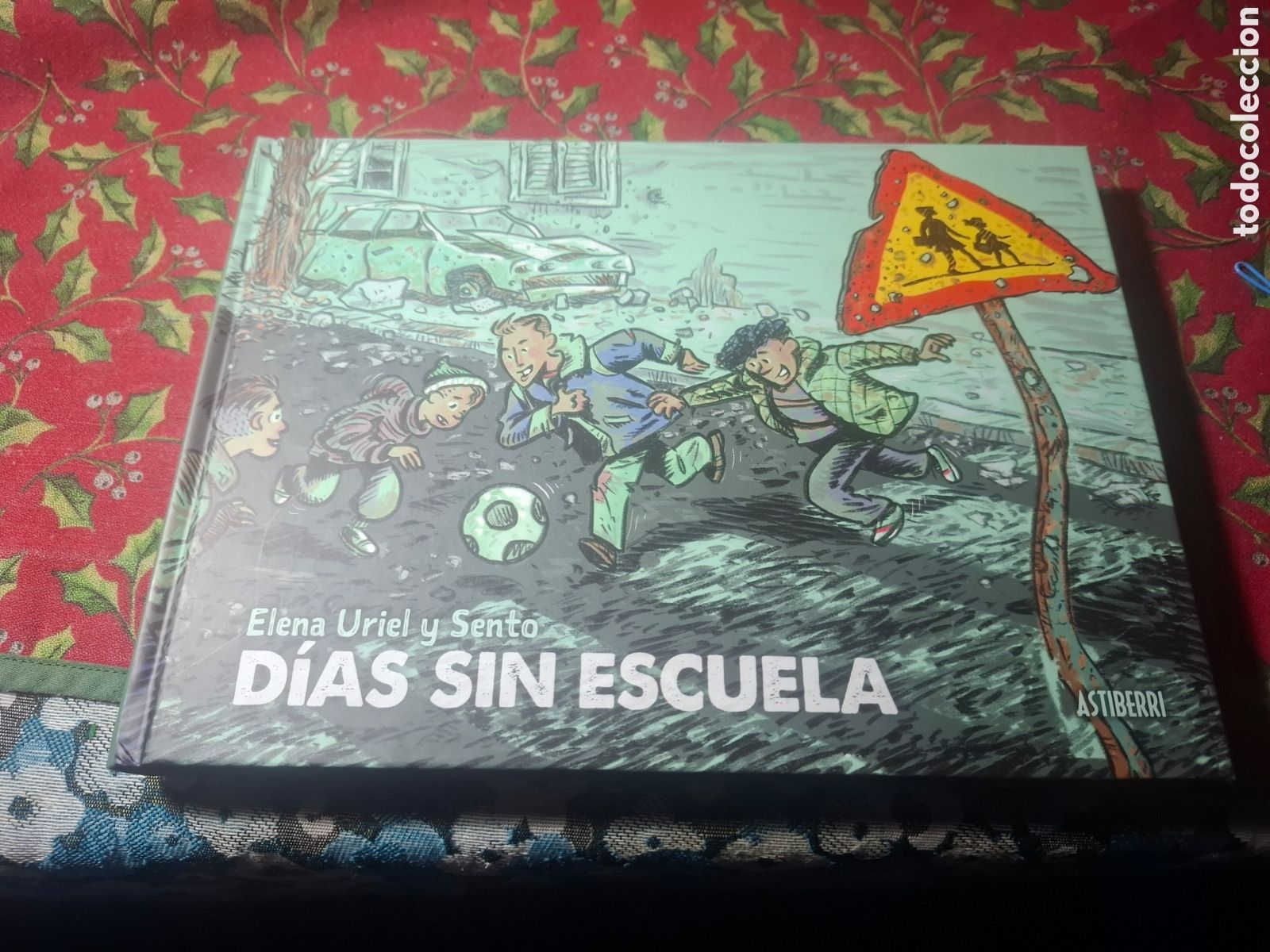 Comics : Elena Uriel Y Sento. Dias Sin Escuela