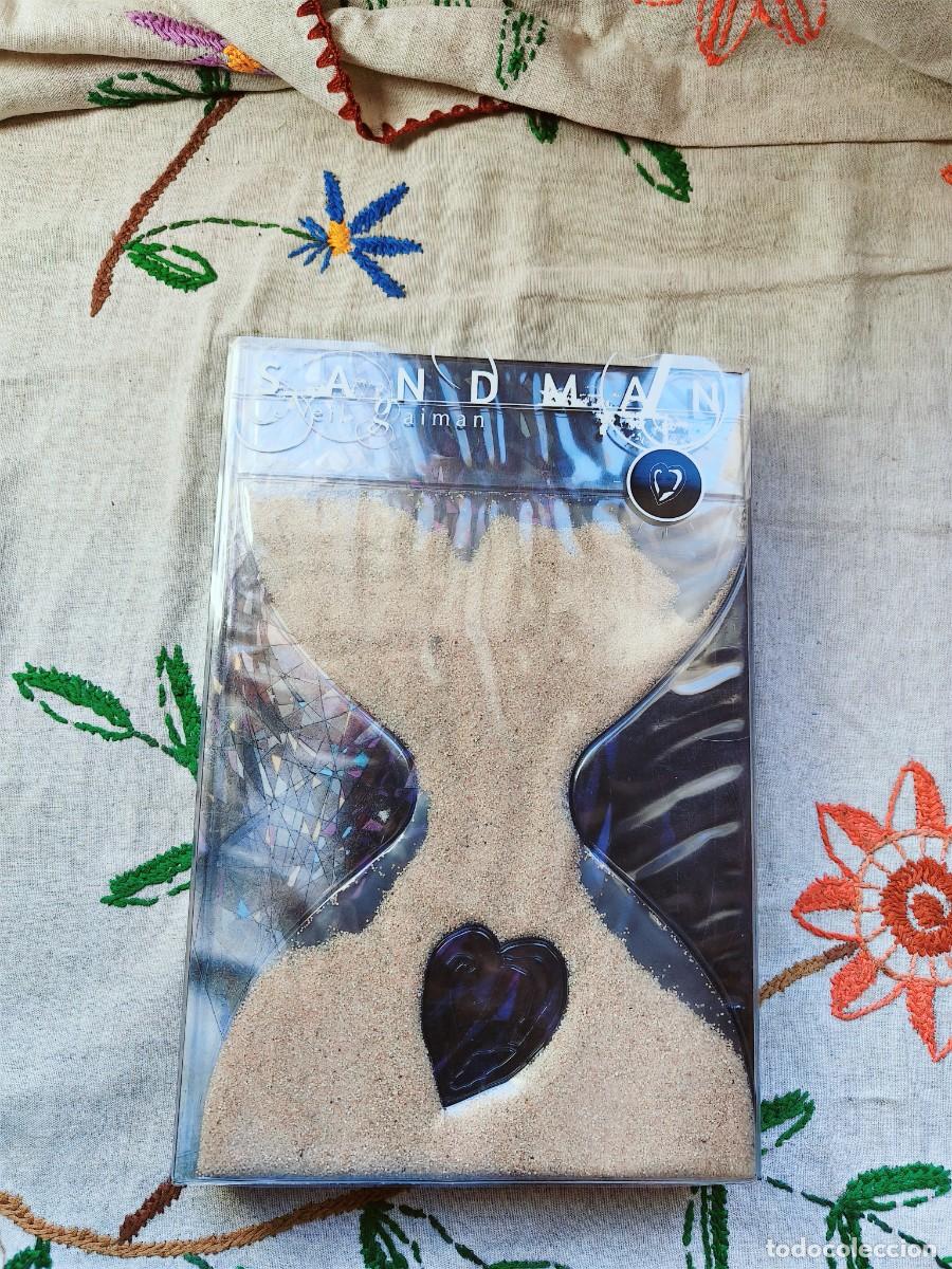 C&oacute;mics: C&oacute;mic Sandman, Tomo 1. Deluxe con funda de arena. Neil Gaiman. V&eacute;rtigo, ECC.