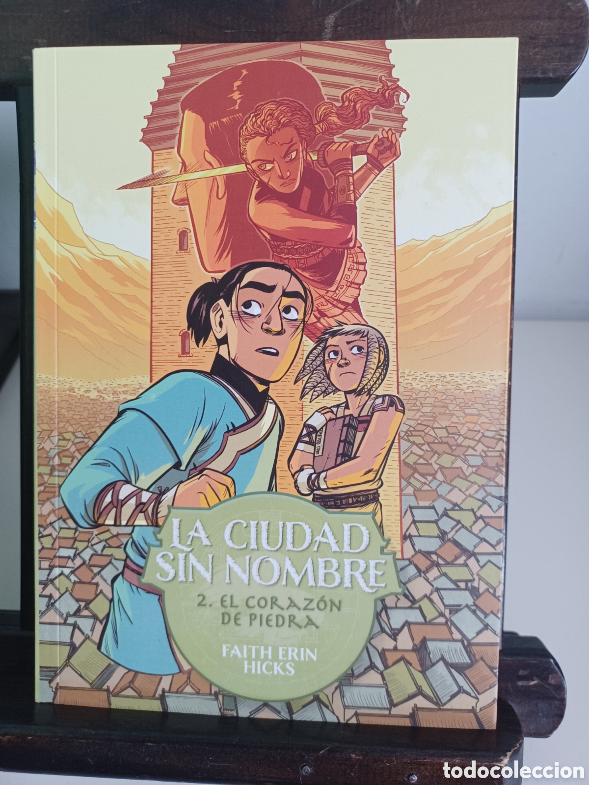 C&oacute;mics: La ciudad sin nombre 2 El coraz&oacute;n de piedra/ Faith Erin Hicks/ Astiberri/ NUEVO A ESTRENAR
