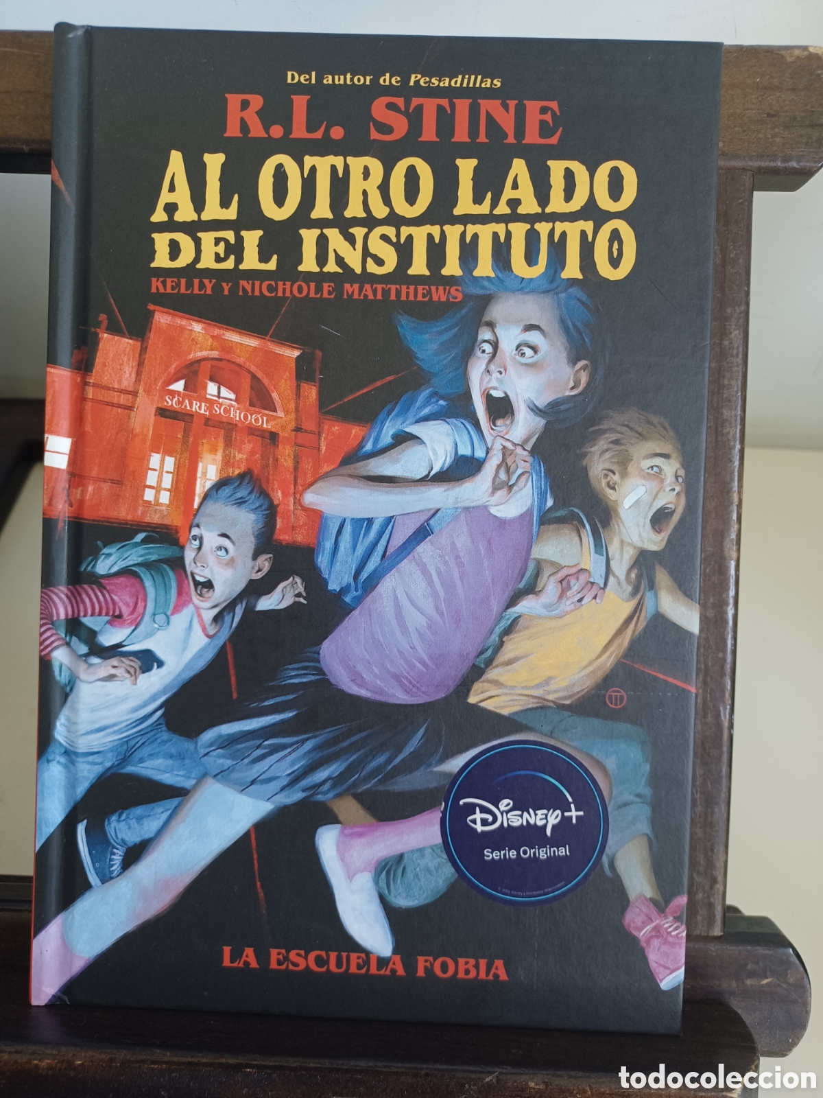 C&oacute;mics: Al otro lado del instituto. La escuela fobia/ R.L. Stine/ Astronave/ NUEVO A ESTRENAR