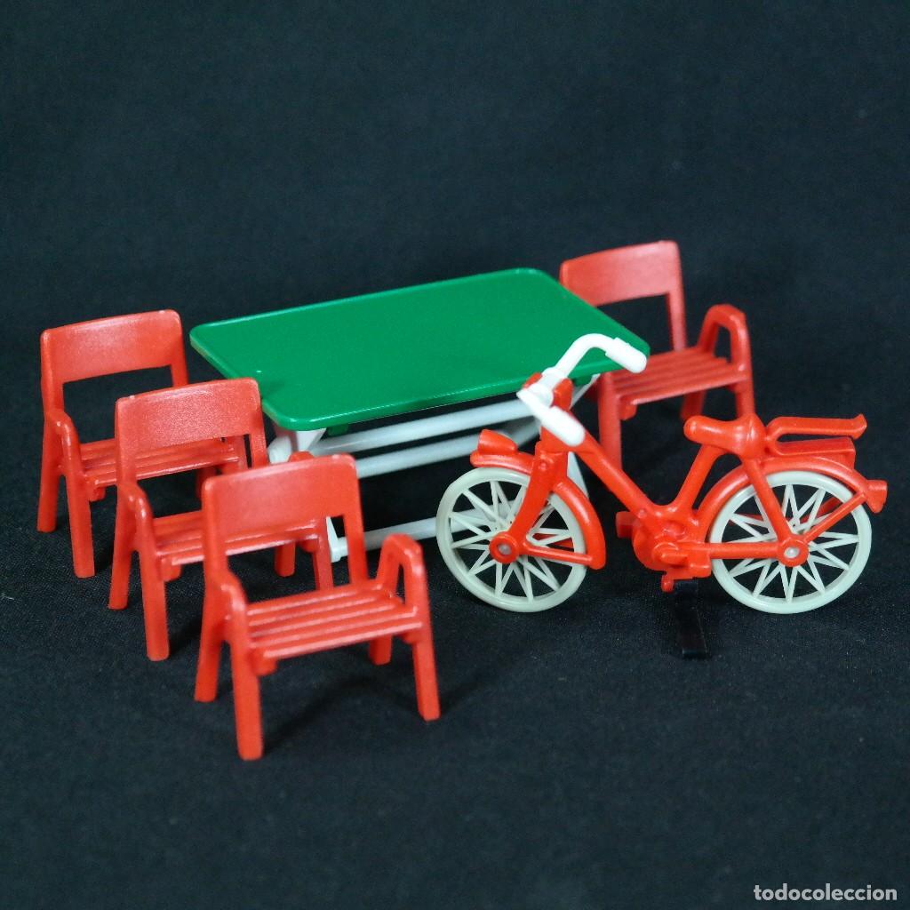 C&oacute;mics: Playmobil mesa con sillas camping y bici ☼