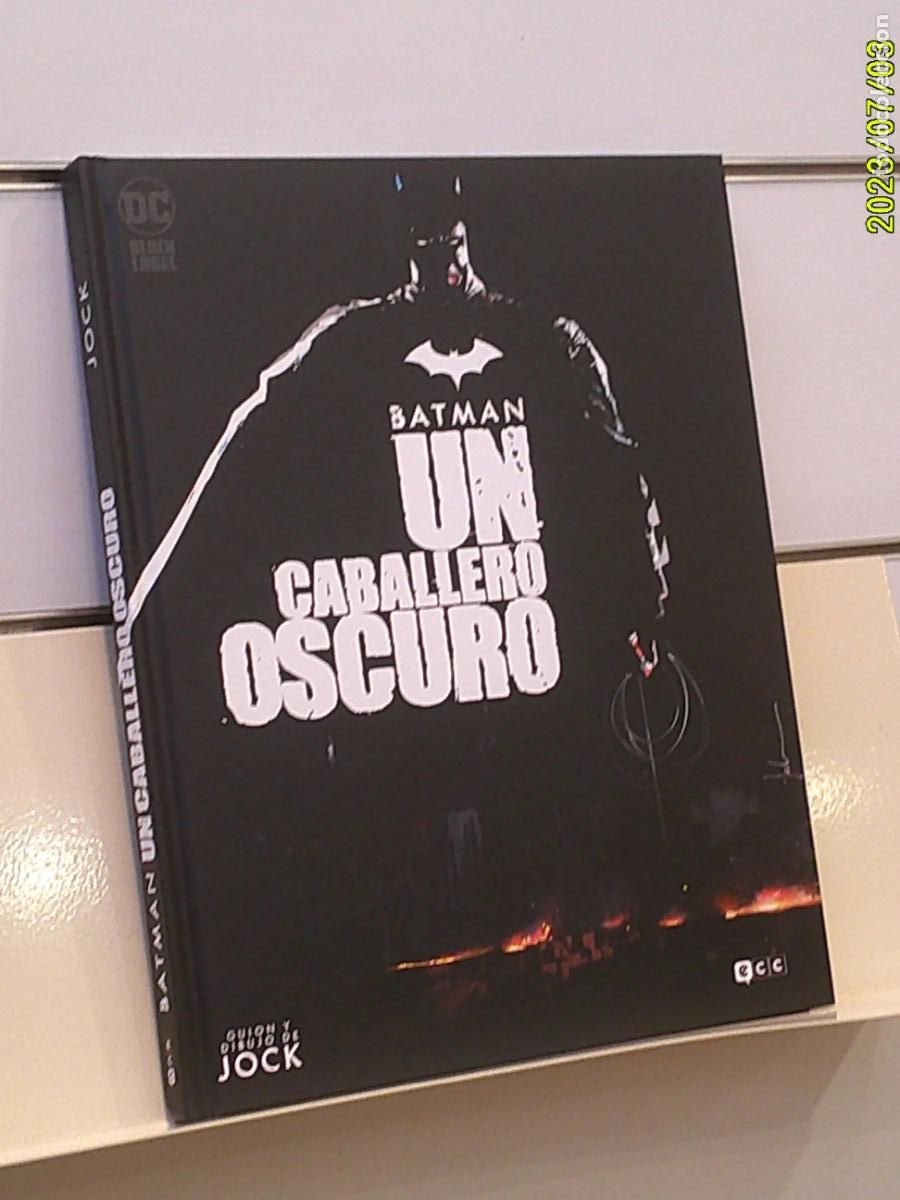 C&oacute;mics: BATMAN UN CABALLERO OSCURO GUION Y DIBUJO DE JOCK TOMO TAPA DURA - ECC OFERTA