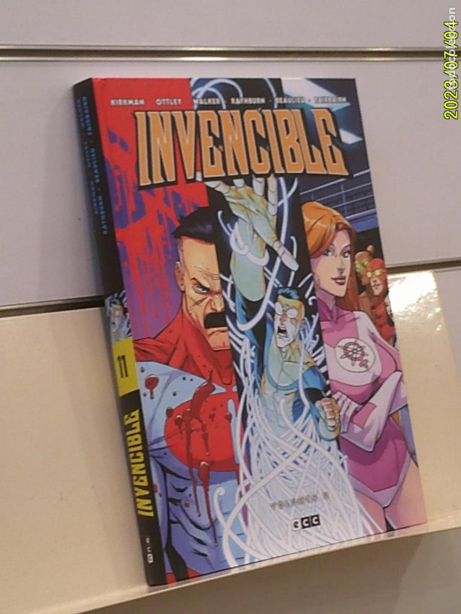 C&oacute;mics: INVENCIBLE VOL. 11 DE 12 KIRKMAN TOMO TAPA DURA - ECC OFERTA (ANTES 30&euro;)