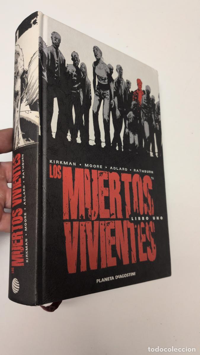 C&oacute;mics: Los muertos vivientes. Libro uno - VVAA