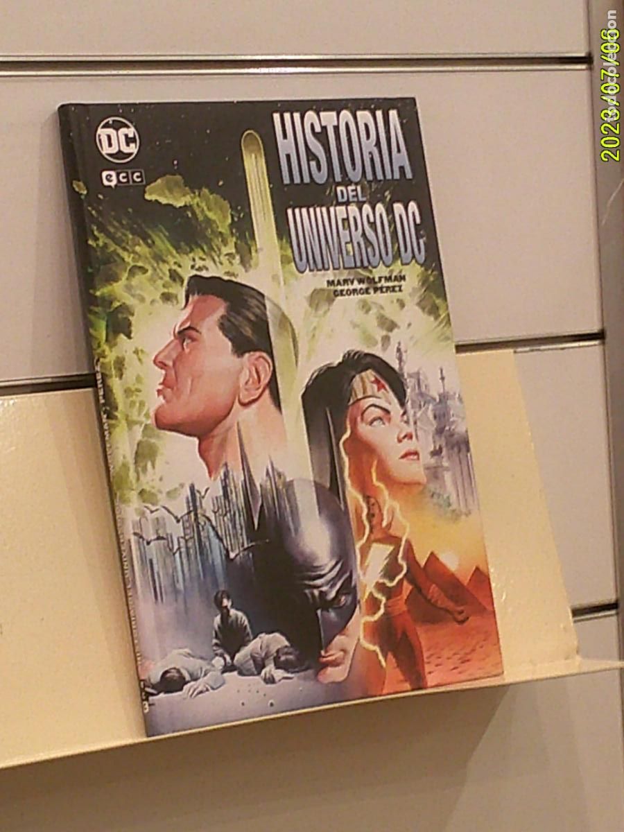 C&oacute;mics: HISTORIA DEL UNIVERSO DC MARV WOLFMAN TOMO TAPA DURA - ECC OFERTA