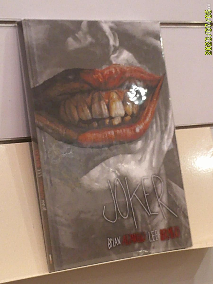 C&oacute;mics: JOKER BRIAN AZZARELLO Y LEE BERMEJO CON ESTUCHE PLASTICO TOMO TAPA DURA DC - ECC OFERTA