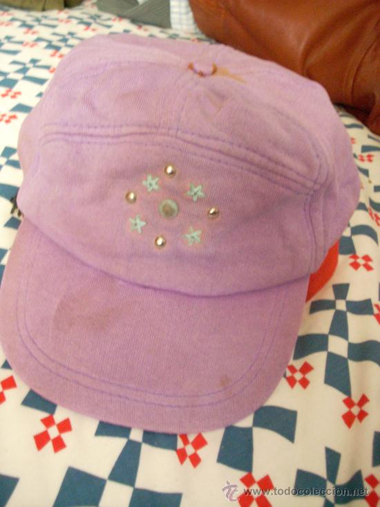 Coleccionismo deportivo: Gorra infantil. Con adornos met&aacute;licos. - Foto 1