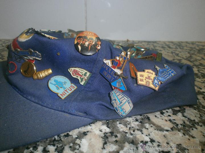 Coleccionismo deportivo: GORRA BARCELONA 92 CON PINS F.C.B Y OTROS - Foto 2
