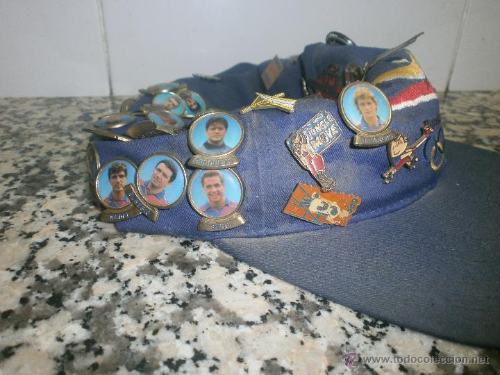 Coleccionismo deportivo: GORRA BARCELONA 92 CON PINS F.C.B Y OTROS - Foto 3