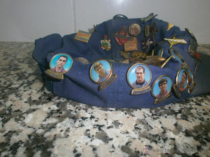 Coleccionismo deportivo: GORRA BARCELONA 92 CON PINS F.C.B Y OTROS - Foto 4